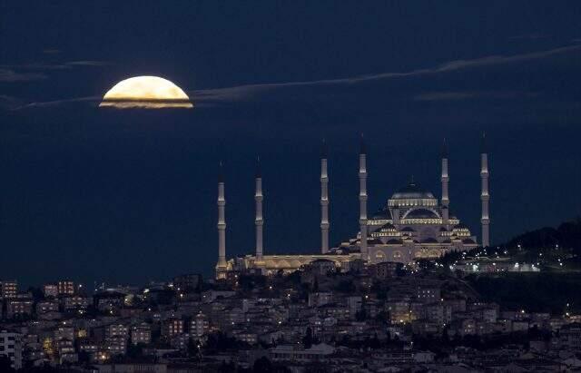 Depremin habercisi olduğu söylenen Mavi Dolunay'dan olağanüstü görüntüler