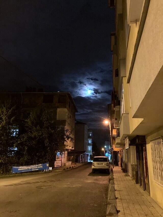 Depremin habercisi olduğu söylenen Mavi Dolunay İstanbul'dan görüldü