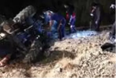 Devrilen traktörün altında kalan çift, öldü Devrilen traktörün altında kalan çift, öldü
