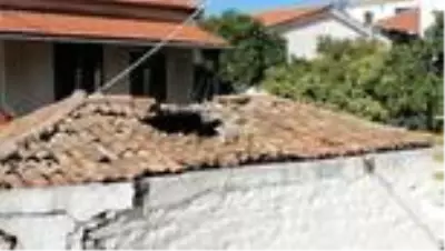 Ege Denizi'ndeki deprem Sisam Adası'nda hasara yol açtı Ege Denizi'ndeki deprem Sisam Adası'nda hasara yol açtı