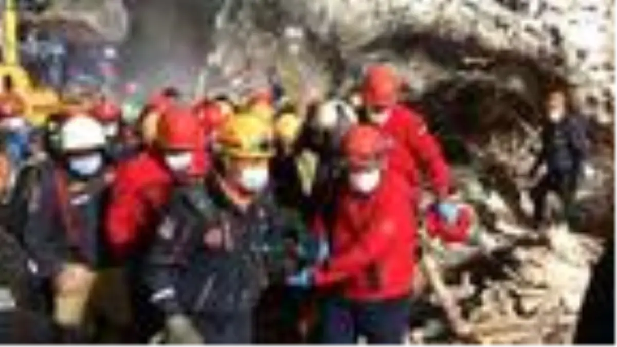 Emrah Apartmanı'nın enkazında 22 kişiyi arama kurtarma çalışmaları sürüyor (3)