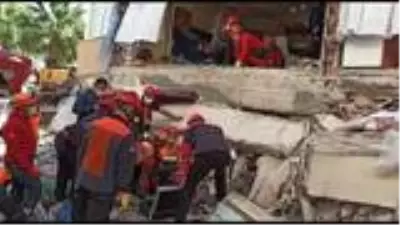Enkaz altında zamana karşı yarış Enkaz altında zamana karşı yarış