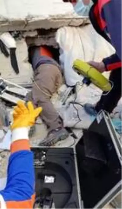 Enkaz altında zamana karşı yarış Enkaz altında zamana karşı yarış