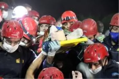 Son dakika haberleri... Enkazdan 9,5 saat sonra çıkartılan 14 yaşındaki Günay hastaneye sevk edildi Son dakika haberleri... Enkazdan 9,5 saat sonra çıkartılan 14 yaşındaki Günay hastaneye sevk edildi