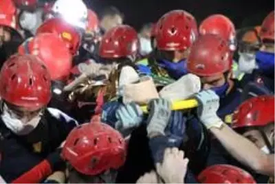 Son dakika haberleri... Enkazdan 9,5 saat sonra çıkartılan 14 yaşındaki Günay hastaneye sevk edildi Son dakika haberleri... Enkazdan 9,5 saat sonra çıkartılan 14 yaşındaki Günay hastaneye sevk edildi
