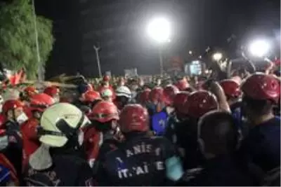 Son dakika haberleri... Enkazdan 9,5 saat sonra çıkartılan 14 yaşındaki Günay hastaneye sevk edildi Son dakika haberleri... Enkazdan 9,5 saat sonra çıkartılan 14 yaşındaki Günay hastaneye sevk edildi