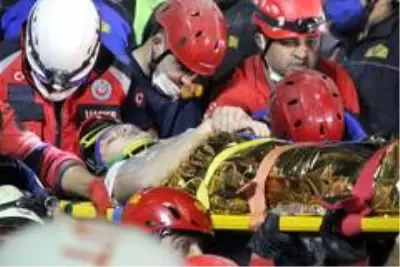 Son dakika haberleri... Enkazdan 9,5 saat sonra çıkartılan 14 yaşındaki Günay hastaneye sevk edildi Son dakika haberleri... Enkazdan 9,5 saat sonra çıkartılan 14 yaşındaki Günay hastaneye sevk edildi