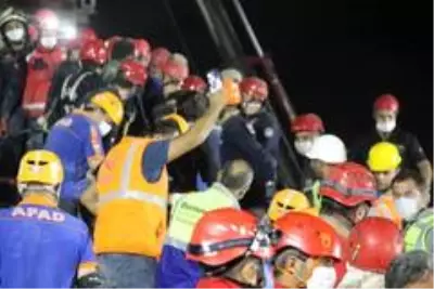 Son dakika haberleri... Enkazdan 9,5 saat sonra çıkartılan 14 yaşındaki Günay hastaneye sevk edildi Son dakika haberleri... Enkazdan 9,5 saat sonra çıkartılan 14 yaşındaki Günay hastaneye sevk edildi