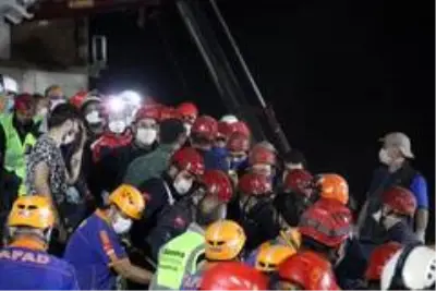 Son dakika haberleri... Enkazdan 9,5 saat sonra çıkartılan 14 yaşındaki Günay hastaneye sevk edildi Son dakika haberleri... Enkazdan 9,5 saat sonra çıkartılan 14 yaşındaki Günay hastaneye sevk edildi