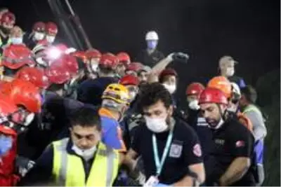 Son dakika haberleri... Enkazdan 9,5 saat sonra çıkartılan 14 yaşındaki Günay hastaneye sevk edildi Son dakika haberleri... Enkazdan 9,5 saat sonra çıkartılan 14 yaşındaki Günay hastaneye sevk edildi
