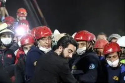 Son dakika haberleri... Enkazdan 9,5 saat sonra çıkartılan 14 yaşındaki Günay hastaneye sevk edildi Son dakika haberleri... Enkazdan 9,5 saat sonra çıkartılan 14 yaşındaki Günay hastaneye sevk edildi
