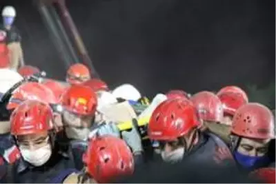 Son dakika haberleri... Enkazdan 9,5 saat sonra çıkartılan 14 yaşındaki Günay hastaneye sevk edildi Son dakika haberleri... Enkazdan 9,5 saat sonra çıkartılan 14 yaşındaki Günay hastaneye sevk edildi