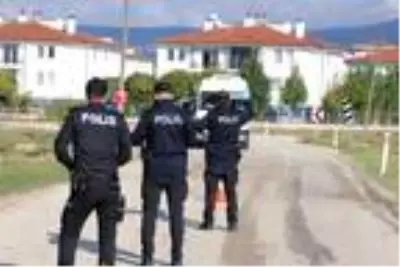 Eskişehir'de 2 mahalleye giriş çıkışlar kontrollü yapılıyor Eskişehir'de 2 mahalleye giriş çıkışlar kontrollü yapılıyor