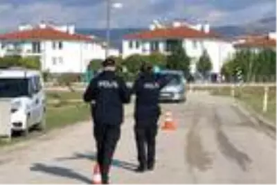 Eskişehir'de 2 mahalleye giriş çıkışlar kontrollü yapılıyor Eskişehir'de 2 mahalleye giriş çıkışlar kontrollü yapılıyor