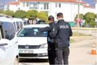 Eskişehir'de 2 mahalleye giriş çıkışlar kontrollü yapılıyor Eskişehir'de 2 mahalleye giriş çıkışlar kontrollü yapılıyor