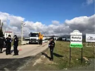 Korona virüs nedeniyle bir mahallenin giriş ve çıkışları kontrol altına alındı Korona virüs nedeniyle bir mahallenin giriş ve çıkışları kontrol altına alındı