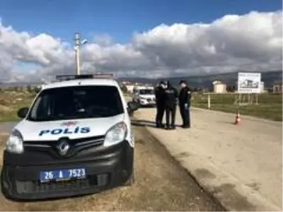 Korona virüs nedeniyle bir mahallenin giriş ve çıkışları kontrol altına alındı Korona virüs nedeniyle bir mahallenin giriş ve çıkışları kontrol altına alındı