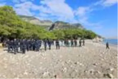 Girişin yasak olduğu mesire alanından 240 torba çöp çıktı Girişin yasak olduğu mesire alanından 240 torba çöp çıktı