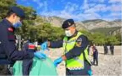 Girişin yasak olduğu mesire alanından 240 torba çöp çıktı Girişin yasak olduğu mesire alanından 240 torba çöp çıktı