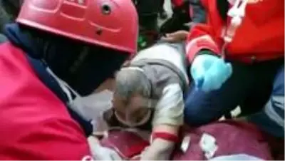 Halim Sarı 26 saat sonra enkazdan kurtarıldı Halim Sarı 26 saat sonra enkazdan kurtarıldı