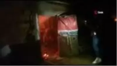Hayvanların bulunduğu ahır alev alev yandı Hayvanların bulunduğu ahır alev alev yandı