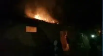 Hayvanların bulunduğu ahır alev alev yandı Hayvanların bulunduğu ahır alev alev yandı