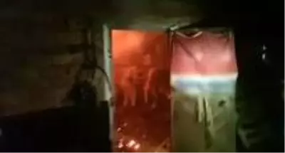 Hayvanların bulunduğu ahır alev alev yandı Hayvanların bulunduğu ahır alev alev yandı