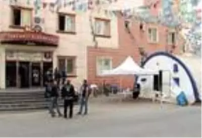 Son dakika haber... HDP önündeki eylemde 425'inci gün Son dakika haber... HDP önündeki eylemde 425'inci gün