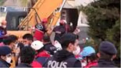 Helim Sarı, Yılmaz Erbek Apartmanı enkazından 26 saat sonra yaralı olarak çıkarıldı Helim Sarı, Yılmaz Erbek Apartmanı enkazından 26 saat sonra yaralı olarak çıkarıldı