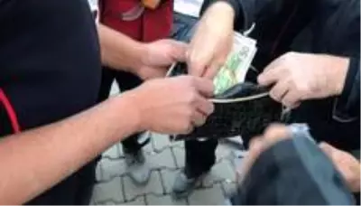 İtfaiye eri, enkazda bulduğu altınları polise teslim etti İtfaiye eri, enkazda bulduğu altınları polise teslim etti