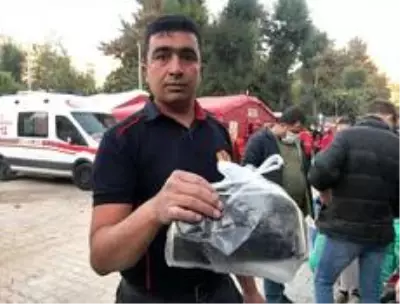 İtfaiye eri, enkazda bulduğu altınları polise teslim etti İtfaiye eri, enkazda bulduğu altınları polise teslim etti