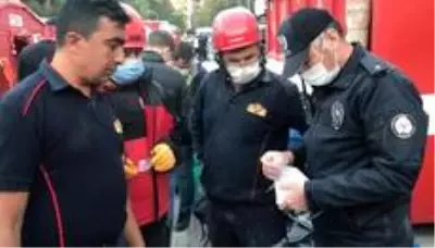 İtfaiye eri, enkazda bulduğu altınları polise teslim etti İtfaiye eri, enkazda bulduğu altınları polise teslim etti