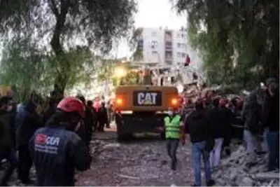 Son dakika! İzmir'de 17 saattir arama kurtarma çalışmaları devam ediyor Son dakika! İzmir'de 17 saattir arama kurtarma çalışmaları devam ediyor