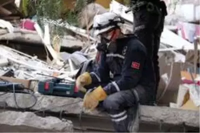 Son dakika! İzmir'de 17 saattir arama kurtarma çalışmaları devam ediyor Son dakika! İzmir'de 17 saattir arama kurtarma çalışmaları devam ediyor