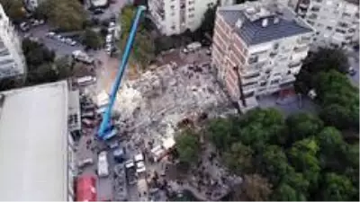 Son dakika! İzmir'de 17 saattir arama kurtarma çalışmaları devam ediyor Son dakika! İzmir'de 17 saattir arama kurtarma çalışmaları devam ediyor