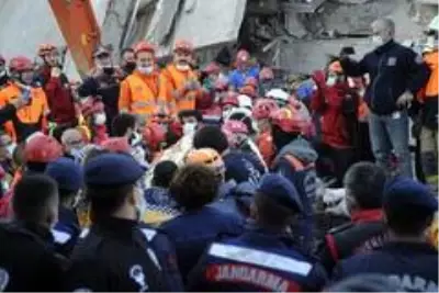 Son dakika! İzmir'de 17 saattir arama kurtarma çalışmaları devam ediyor Son dakika! İzmir'de 17 saattir arama kurtarma çalışmaları devam ediyor
