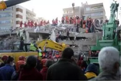 Son dakika! İzmir'de 17 saattir arama kurtarma çalışmaları devam ediyor Son dakika! İzmir'de 17 saattir arama kurtarma çalışmaları devam ediyor