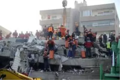 Son dakika! İzmir'de 17 saattir arama kurtarma çalışmaları devam ediyor Son dakika! İzmir'de 17 saattir arama kurtarma çalışmaları devam ediyor