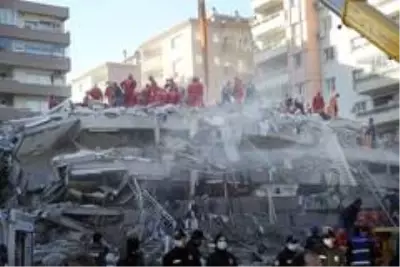 Son dakika! İzmir'de 17 saattir arama kurtarma çalışmaları devam ediyor Son dakika! İzmir'de 17 saattir arama kurtarma çalışmaları devam ediyor