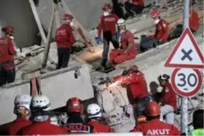 Son dakika! İzmir'de 17 saattir arama kurtarma çalışmaları devam ediyor Son dakika! İzmir'de 17 saattir arama kurtarma çalışmaları devam ediyor