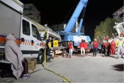 Son dakika! İzmir'de 17 saattir arama kurtarma çalışmaları devam ediyor Son dakika! İzmir'de 17 saattir arama kurtarma çalışmaları devam ediyor