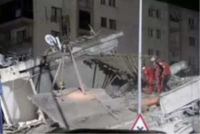 Son dakika! İzmir'de 17 saattir arama kurtarma çalışmaları devam ediyor Son dakika! İzmir'de 17 saattir arama kurtarma çalışmaları devam ediyor