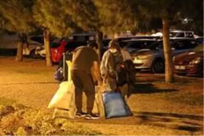 Depremzedeler geceyi çadır kentte geçiriyor