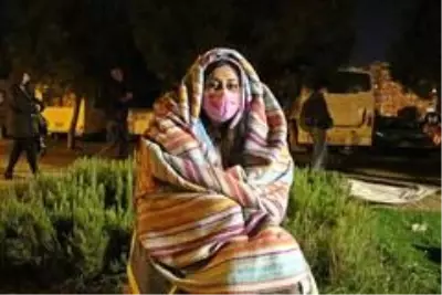 Depremzedeler geceyi çadır kentte geçiriyor