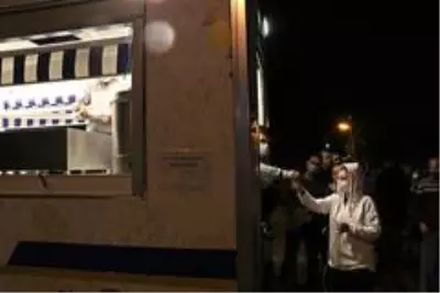 Depremzedeler geceyi çadır kentte geçiriyor