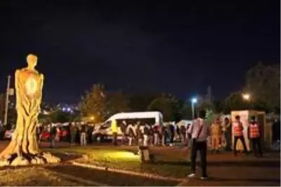 Depremzedeler geceyi çadır kentte geçiriyor