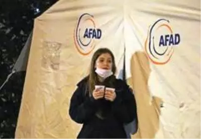 Depremzedeler geceyi çadır kentte geçiriyor