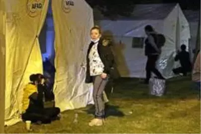Depremzedeler geceyi çadır kentte geçiriyor