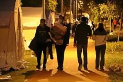 Depremzedeler geceyi çadır kentte geçiriyor