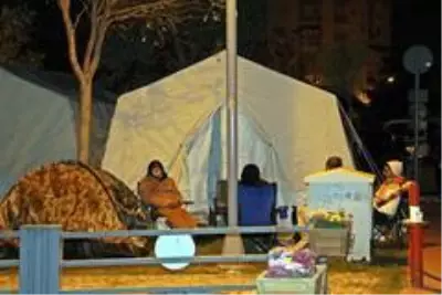Depremzedeler geceyi çadır kentte geçiriyor
